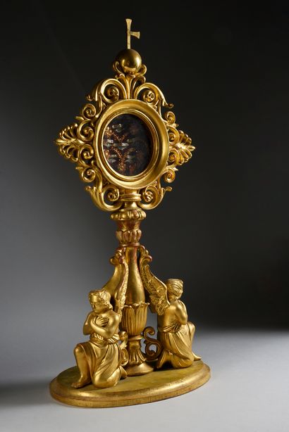 null Reliquaire en bois doré contenant sous verre, dans un médaillon, diverses reliques...