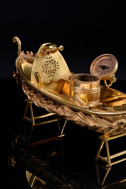 null Paire d'encriers en bronze ciselé et doré en forme de barque. Tous deux équipés...