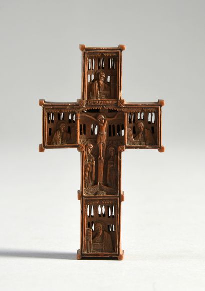 null Croix en bois sculpté à claire voie représentant la Crucifixion entourée des...