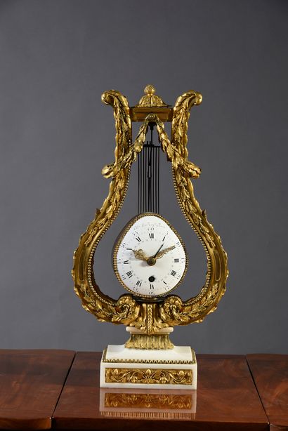 null Clock with the lyre in chased and gilded bronze.
White marble base with bronze...