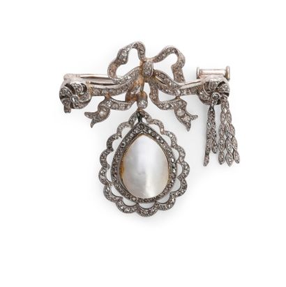 Brooch in 18K white gold decorated with a...