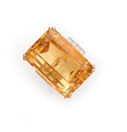 null Important cocktail ring in 18k gold set with a large emerald-cut citrine and...