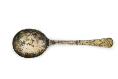 null Spoon in silver and silver gilt, the flat handle engraved with flowers and scrolls....