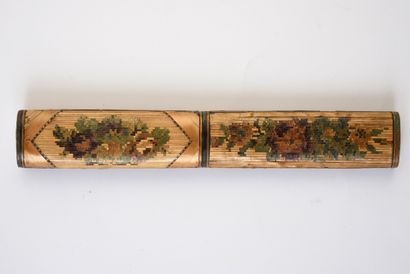 null Set of four message cases in straw marquetry, one with a framed flower decoration,...