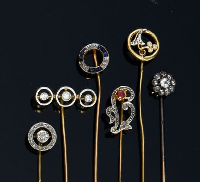 null Five tie-pins in gold 750e, most of them set with roses, old-cut diamonds, calibrated...