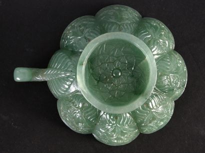 INDE Travail ancien probablement Moghol Small green jade bowl with inclusions resting...