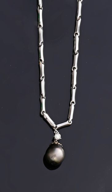 CHIMENTO Necklace in 18k white gold, consisting of a chain of stylized links holding...