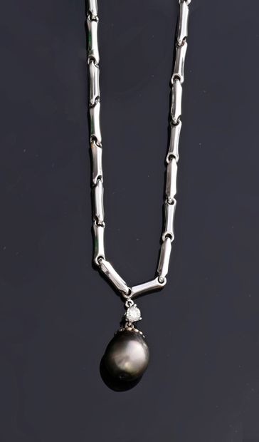 CHIMENTO Collier en or gris 750e (18k), composé d'une chaîne maillons bâtonnets stylisés...