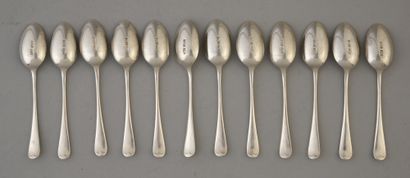 null Suite de douze cuillères à moka en argent anglais, la spatule ciselée de filets.
Angleterre,...