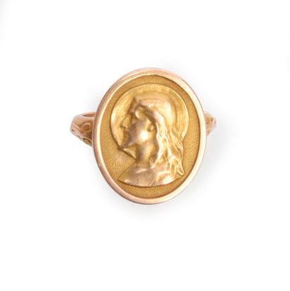 Gold ring 750th (18k), decorated with a medallion...