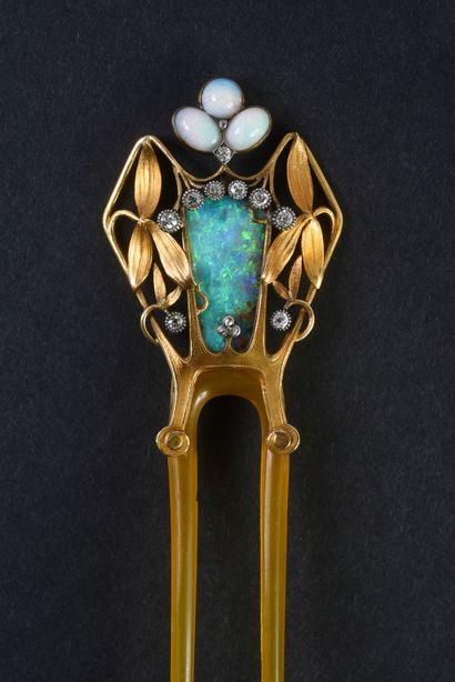 Attribué à VEVER 18k gold bun comb set with a plate and three opal cabochons in a...