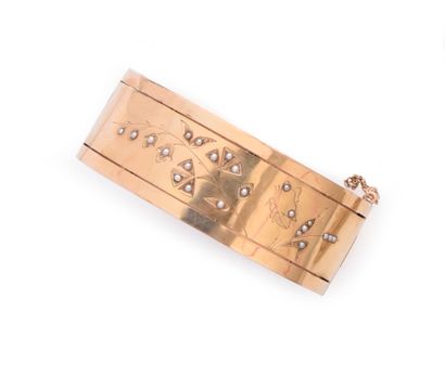 null Rigid openwork gold bracelet 750th (18k), decorated with a chiseled branch and...