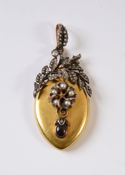null 18K gold pendant topped by a silver 800e branch with half pearls holding a flower...
