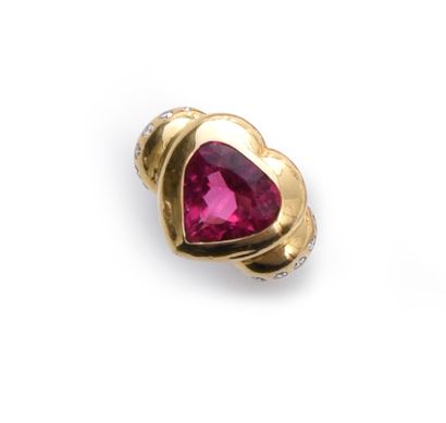 null Bague en or 750e (18k) sertie d'une tourmaline rose en forme de cœur épaulée...