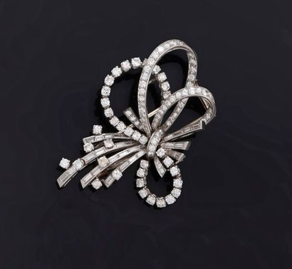 null 750 (18K) white gold and platinum brooch clip, stylizing a knot decorated with...