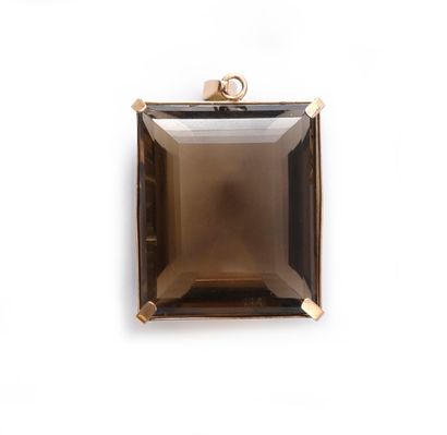 null Pendant in 18k gold, set with a rectangular smoky quartz.
H. : 4,8 cm
Gross...