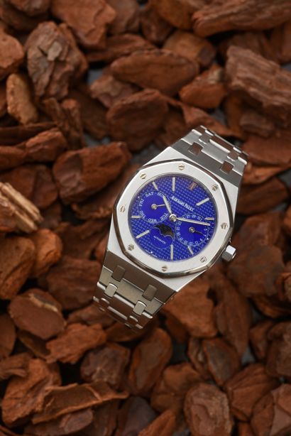 AUDEMARS PIGUET Montre bracelet d'homme en acier modèle Royal Oak jour, date et phases...