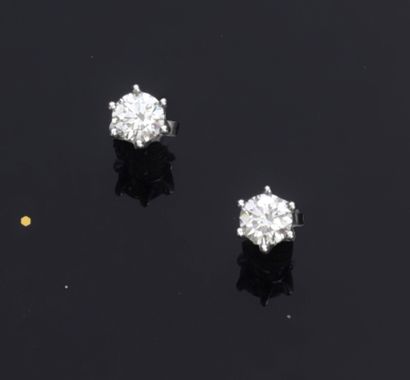 null Pair of ear studs in white gold 750e decorated with two diamonds.
Accompanied...