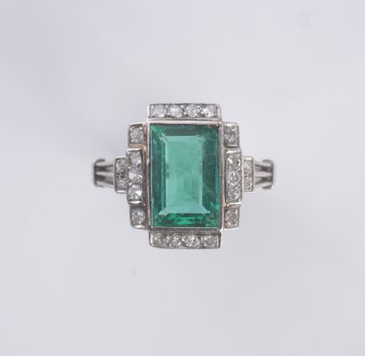 null Ring in 850th platinum wire, set with a beautiful rectangular emerald (small...