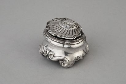 null Saltcellar of oval form, covered, in cast silver resting on four feet with scrolls,...