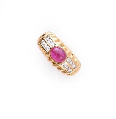 null 18k gold ring set with a cabochon ruby between two lines of diamonds.
TDD :...