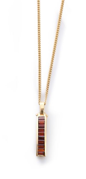 null Pendant in gold 750e (18k) decorated with a line of calibrated orange stones.
It...