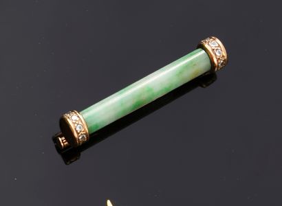null Broche en or 750e (18k), composée d'un bâtonnet de jade épaulé de diamants brillantés.
Poids...