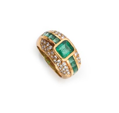 null Yellow gold ring, set with a rectangular emerald of approximately 1.4 carats...