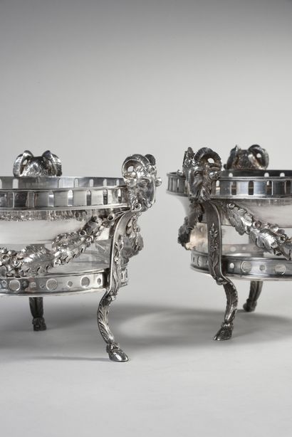 null Pair of tripod silver cups 950°° with openwork decoration of oak leaves garland...
