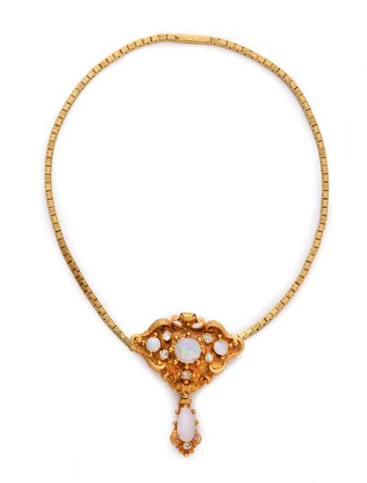 Delicate necklace in 18k gold, the chain...
