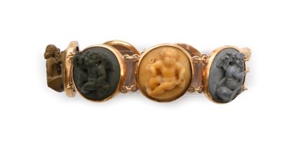 null Bracelet en or 750e (18k), composé de 7 médaillons en pierres de lave stylisant...