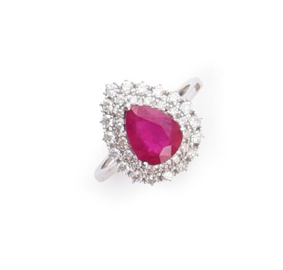 null Bague en or gris (18k) sertie d'une poire de rubis (traité, 2,35 cts environ)...