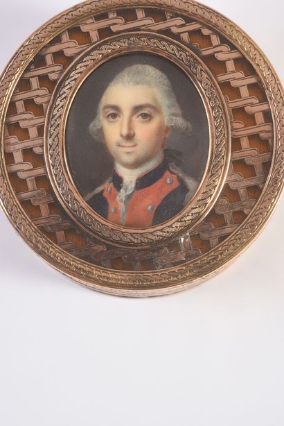 Louis Marie Siccardi (1743-1825), attribuée à Tabatière en corne blonde et or 18k,...