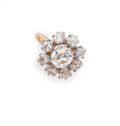 null Bague Pompadour en or 750e (18k) platine 850e, sertie d'un diamant coussin (1,8...