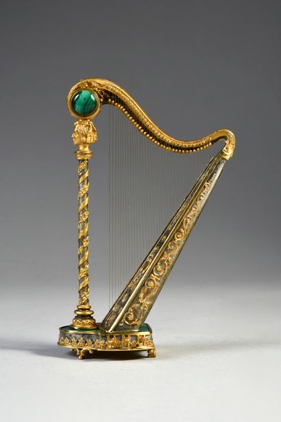 Harpe miniature en argent 800°° et vermeil,...