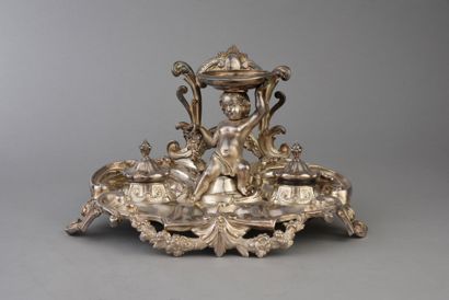 null Inkwell of style Louis XV in silver 1st title, of oval and curved form, it is...