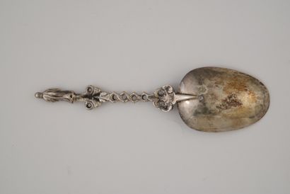 null Spoon tail of rat in silver, the handle decorated with an alternation of character...