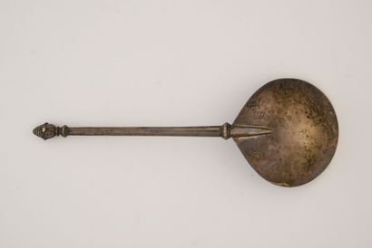 null Silver spoon of the rat tail model, with a handle ending in a stylized seed.
Sweden,...