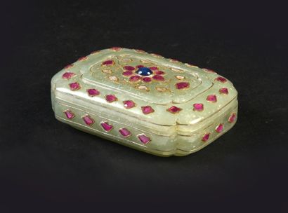 null Precious celadon jade box of quadrangular shape with rounded edges decorated...