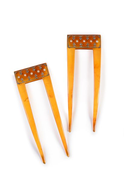 FONTANA Pair of tortoiseshell hair combs, punctuated with a line of button pearls,...