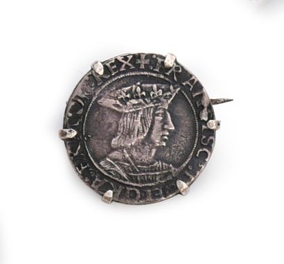 null Broche ronde sertie d'un teston au profil du roi François Ier. D. 2,7 cm. Poids...