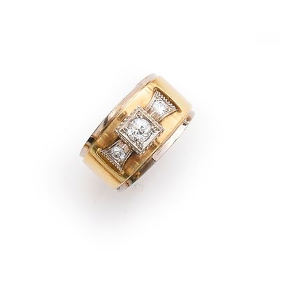 null Two-tone gold ring, set with three old-cut diamonds (small lack of material)
TDD...