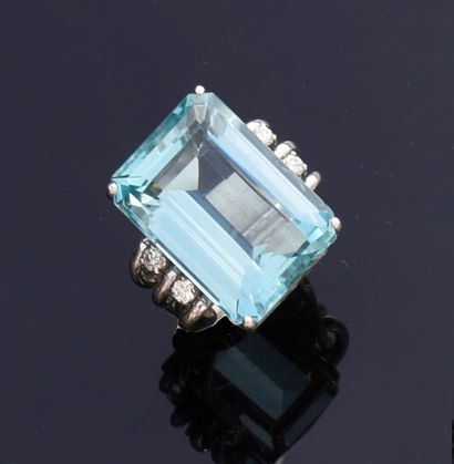 null Cocktail ring in 18k white gold set with a large emerald-cut aquamarine and...