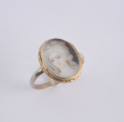null Yellow gold (18k) and glass ring with an oval miniature of a young woman with...