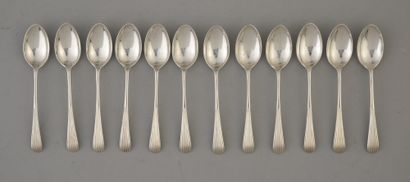 null Suite de douze cuillères à moka en argent anglais, la spatule ciselée de filets.
Angleterre,...