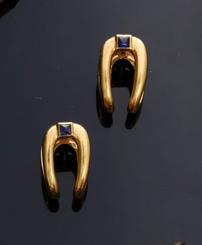 BOUCHERON Paris Pair of cufflinks in 18k gold, stylizing stirrups punctuated by a...