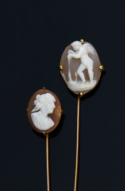 null Two tie-pins in gold 750e, decorated with shell cameos, one depicting a woman's...
