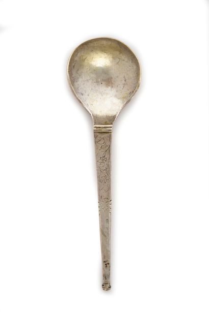 null Spoon in silver and silver gilt, the handle, flattened, is engraved with flowers...