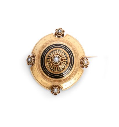Round brooch in 18k gold, with finely chased...