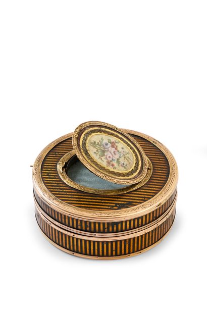 null Round box with system in yellow gold 750°°, with lacquered decoration in alternation...